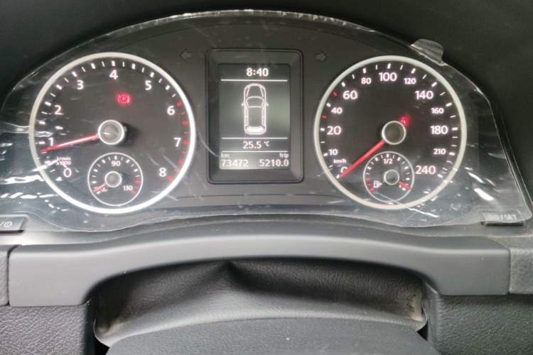 Used Volkswagen Tiguan 2015 1.8TSI Manual Two-Wheel-Drive Limited Edition Odometer Close Up