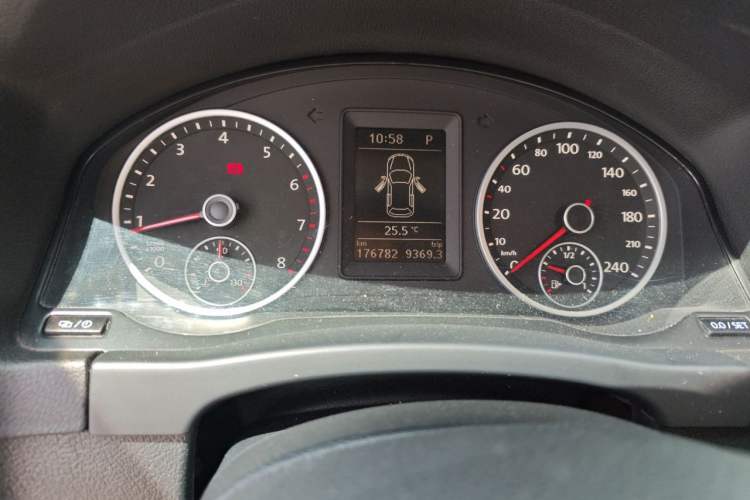 Used Volkswagen Tiguan 2015 1.8TSI Automatic Two-Wheel Drive Comfort Edition Odometer Close Up