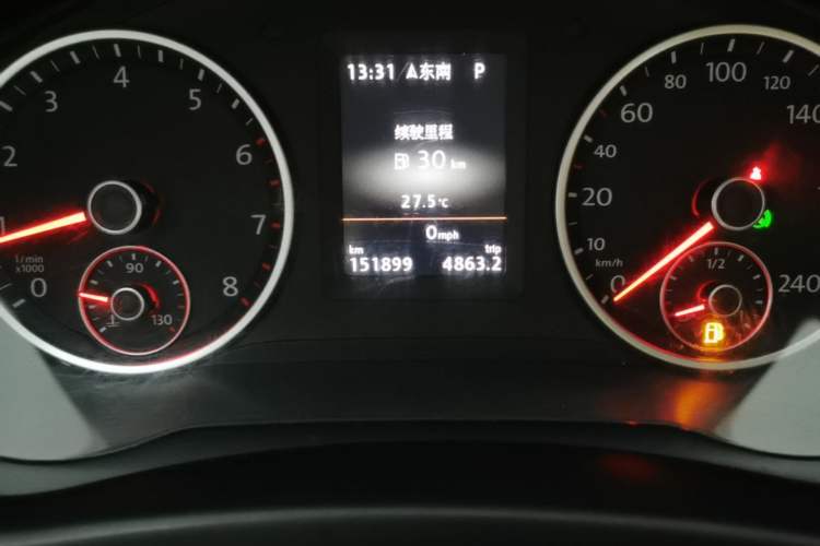 Used Volkswagen Tiguan 2015 1.8TSI Automatic Two-Wheel Drive Luxury Model Odometer Close Up