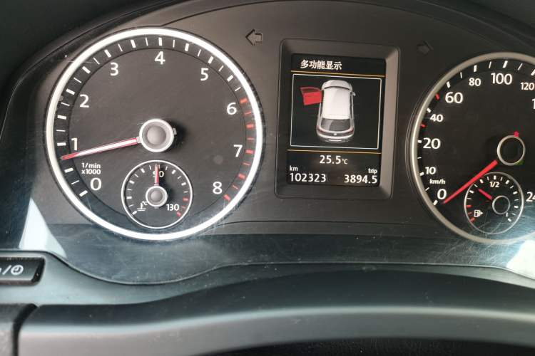 Used Volkswagen Tiguan 2015 1.8TSI Automatic Two-Wheel Drive Luxury Model Odometer Close Up