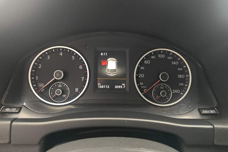 Used Volkswagen Tiguan 2015 2.0 TSI Automatic All-Wheel Drive Luxury Edition Odometer Close Up