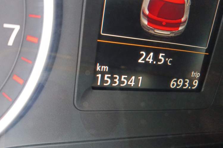 Used Volkswagen Tiguan 2015 1.8TSI Automatic All-Wheel-Drive Luxury Model Odometer Close Up