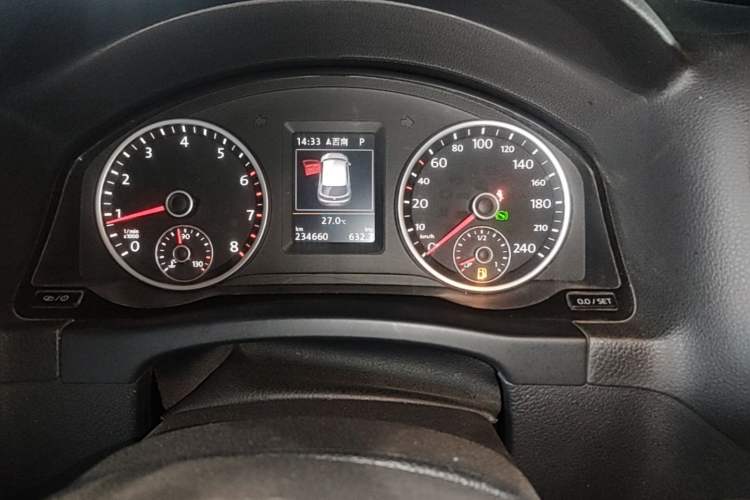 Used Volkswagen Tiguan 2015 1.8TSI Automatic Two-Wheel Drive Luxury Model Odometer Close Up