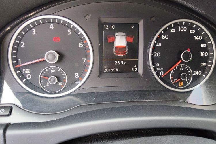 Used Volkswagen Tiguan 2015 1.8TSI Automatic Two-Wheel Drive Luxury Model Odometer Close Up