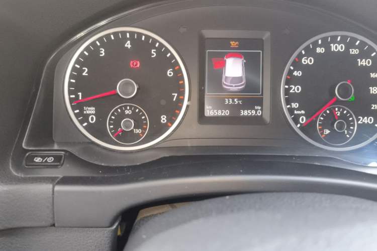 Used Volkswagen Tiguan 2015 2.0 TSI Comfort Edition Odometer Close Up