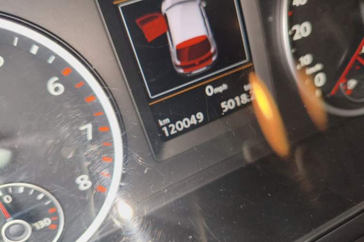 Used Volkswagen Tiguan 2015 2.0 TSI Comfort Edition Odometer Close Up