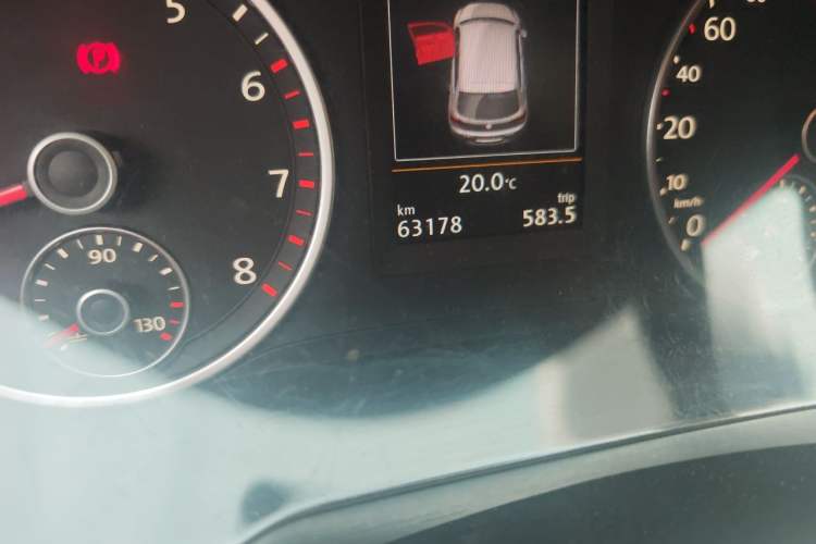 Used Volkswagen Tiguan 2015 1.8TSI Automatic Two-Wheel Drive Luxury Model Odometer Close Up