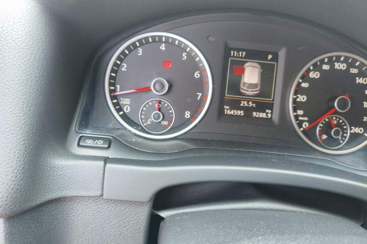 Used Volkswagen Tiguan 2015 2.0 TSI Automatic All-Wheel Drive Luxury Edition Odometer Close Up