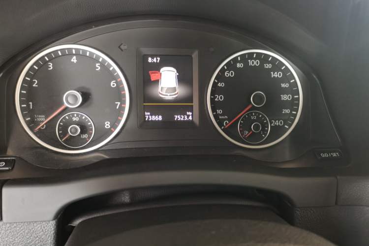 Used Volkswagen Tiguan 2015 2.0 TSI Automatic All-Wheel Drive Luxury Edition Odometer Close Up