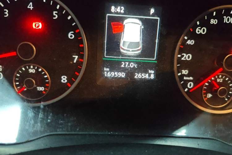 Used Volkswagen Tiguan 2015 1.8TSI Automatic Two-Wheel Drive Luxury Model Odometer Close Up