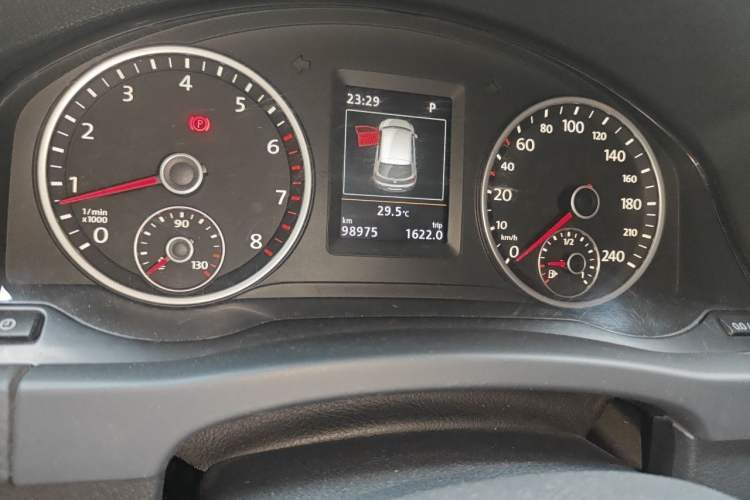 Used Volkswagen Tiguan 2015 1.8TSI Automatic Two-Wheel Drive Luxury Model Odometer Close Up