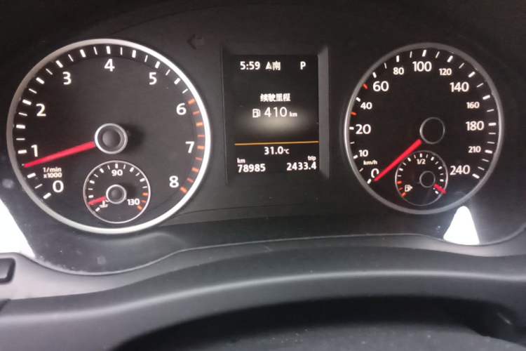 Used Volkswagen Tiguan 2015 1.8TSI Automatic Two-Wheel Drive Luxury Model Odometer Close Up