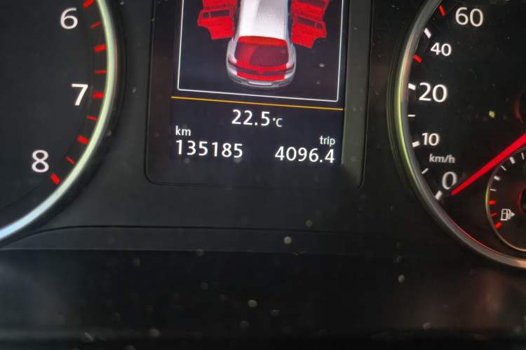 Used Volkswagen Tiguan 2015 1.8TSI Automatic All-Wheel-Drive Luxury Model Odometer Close Up
