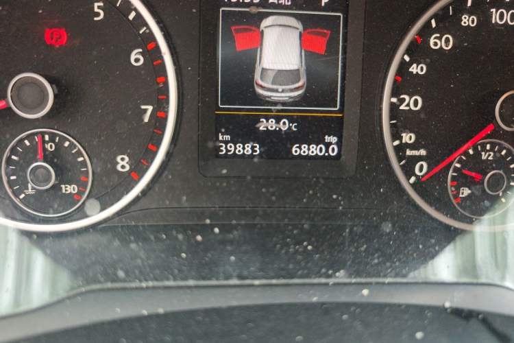 Used Volkswagen Tiguan 2015 1.8TSI Automatic Two-Wheel Drive Luxury Model Odometer Close Up