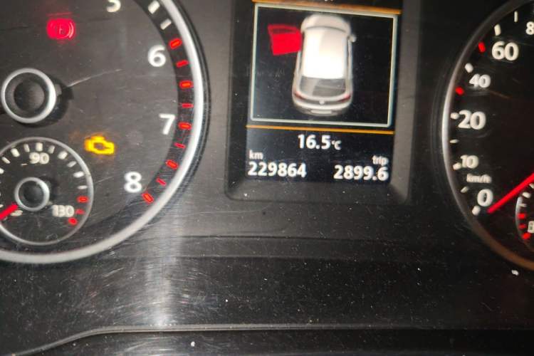 Used Volkswagen Tiguan 2015 2.0 TSI Automatic All-Wheel Drive Luxury Edition Odometer Close Up