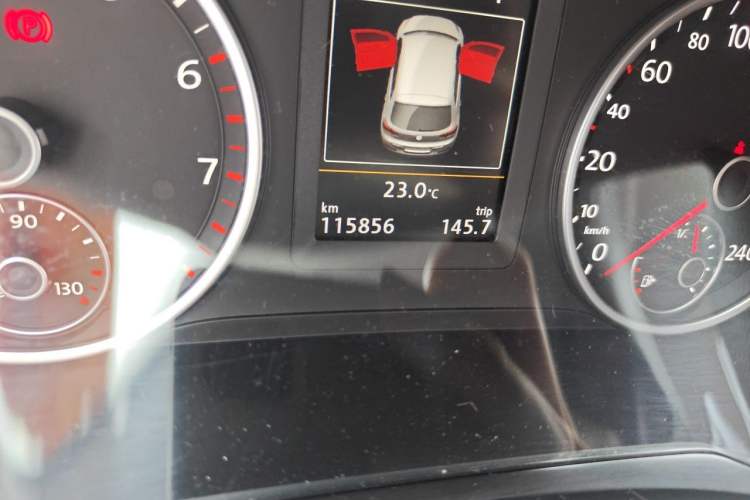 Used Volkswagen Tiguan 2015 1.8TSI Automatic All-Wheel-Drive Luxury Model Odometer Close Up