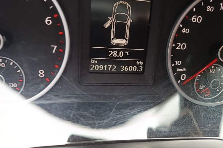 Used Volkswagen Tiguan 2015 1.8TSI Automatic Two-Wheel Drive Comfort Edition Odometer Close Up