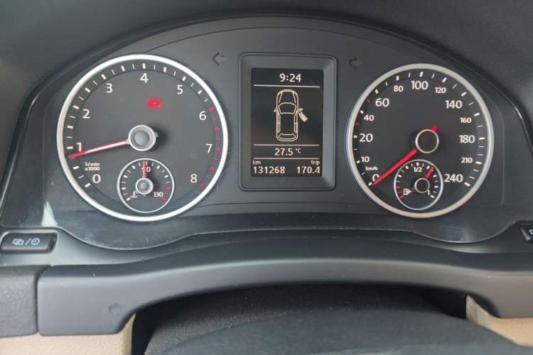 Used Volkswagen Tiguan 2015 1.8TSI Manual Two-Wheel-Drive Limited Edition Odometer Close Up