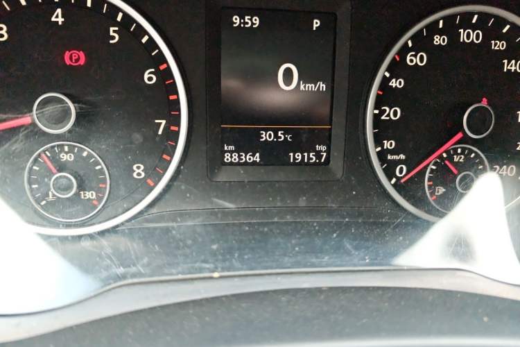 Used Volkswagen Tiguan 2015 1.8TSI Automatic Two-Wheel Drive Luxury Model Odometer Close Up