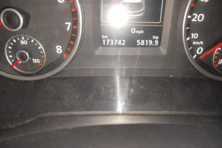 Used Volkswagen Tiguan 2015 1.8TSI Automatic Two-Wheel Drive Luxury Model Odometer Close Up