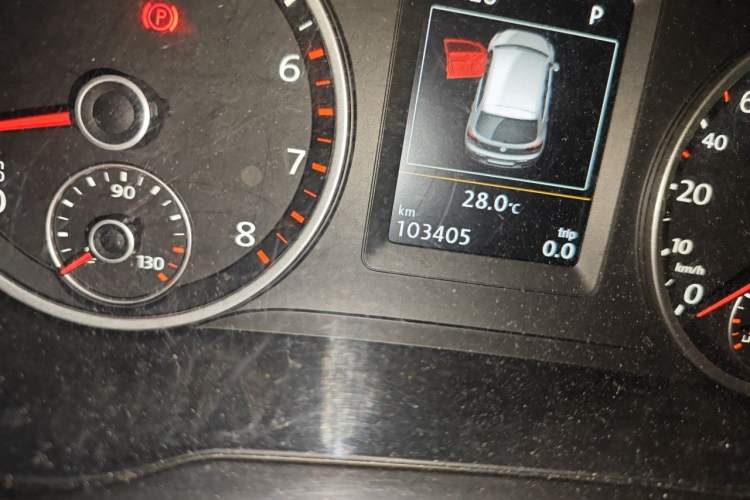 Used Volkswagen Tiguan 2015 1.8TSI Automatic All-Wheel-Drive Luxury Model Odometer Close Up
