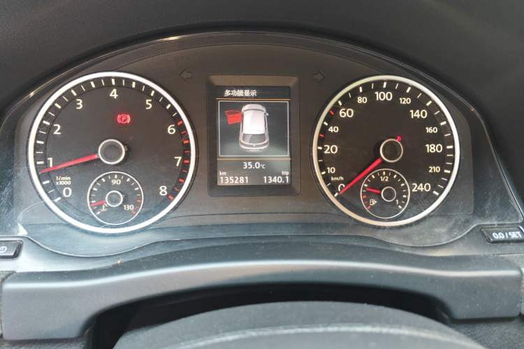 Used Volkswagen Tiguan 2015 1.8TSI Automatic Two-Wheel Drive Luxury Model Odometer Close Up
