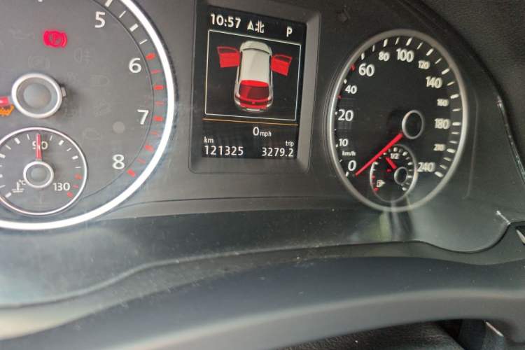 Used Volkswagen Tiguan 2015 1.8TSI Automatic Two-Wheel Drive Luxury Model Odometer Close Up