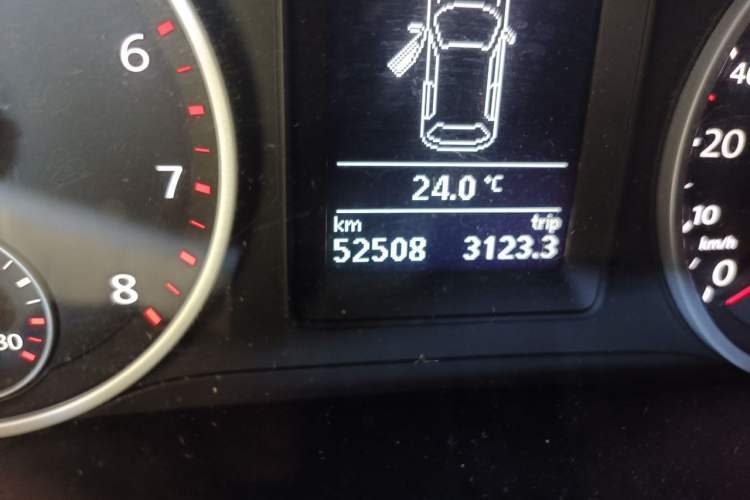 Used Volkswagen Tiguan 2015 1.8TSI Automatic Two-Wheel Drive Trend Edition Odometer Close Up