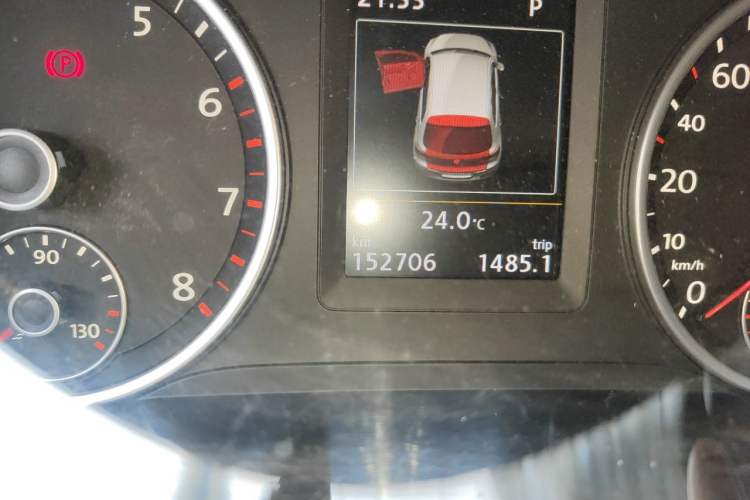Used Volkswagen Tiguan 2015 1.8TSI Automatic Two-Wheel Drive Luxury Model Odometer Close Up