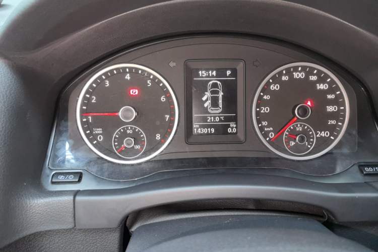 Used Volkswagen Tiguan 2015 1.8TSI Automatic Two-Wheel Drive Trend Edition Odometer Close Up