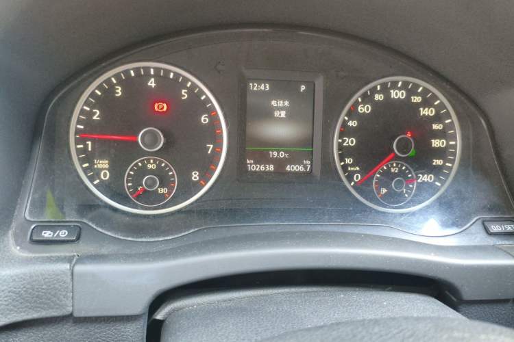 Used Volkswagen Tiguan 2015 1.8TSI Automatic Two-Wheel Drive Luxury Model Odometer Close Up