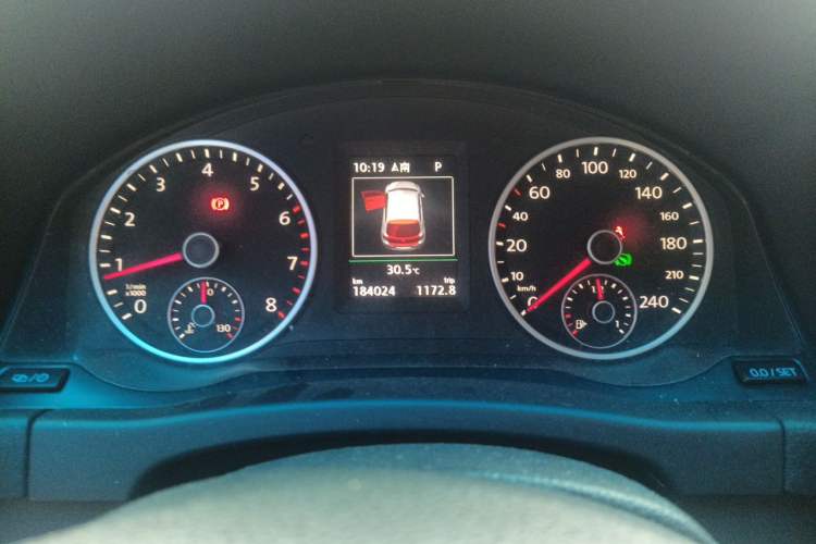 Used Volkswagen Tiguan 2015 1.8TSI Automatic All-Wheel-Drive Luxury Model Odometer Close Up