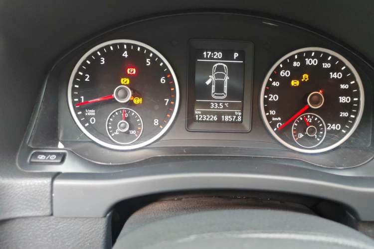Used Volkswagen Tiguan 2015 1.8TSI Automatic Two-Wheel Drive Comfort Edition Odometer Close Up