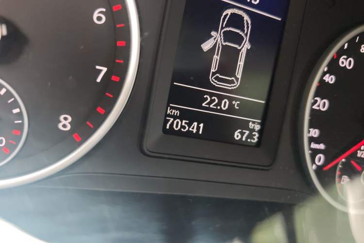 Used Volkswagen Tiguan 2015 1.8TSI Manual Two-Wheel-Drive Limited Edition Odometer Close Up