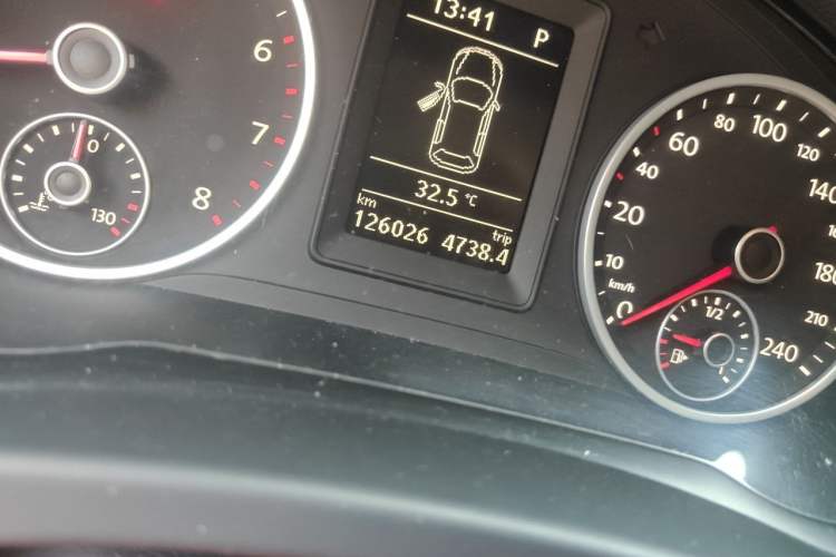Used Volkswagen Tiguan 2015 1.8TSI Automatic Two-Wheel Drive Comfort Edition Odometer Close Up