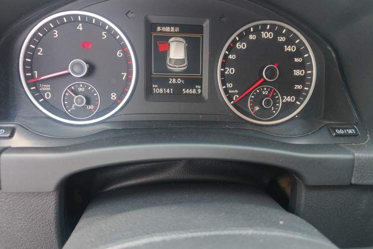Used Volkswagen Tiguan 2015 1.8TSI Automatic All-Wheel-Drive Luxury Model Odometer Close Up