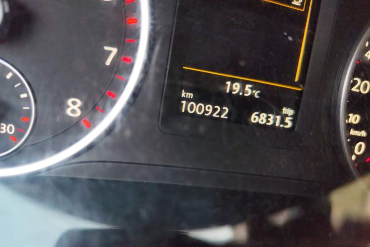Used Volkswagen Tiguan 2015 1.8TSI Automatic All-Wheel-Drive Luxury Model Odometer Close Up