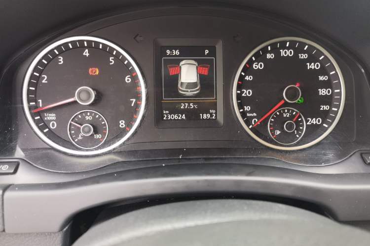 Used Volkswagen Tiguan 2015 1.8TSI Automatic Two-Wheel Drive Luxury Model Odometer Close Up