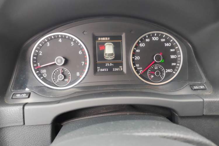 Used Volkswagen Tiguan 2015 1.8TSI Automatic All-Wheel-Drive Luxury Model Odometer Close Up