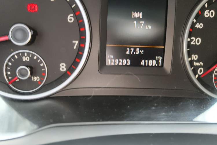 Used Volkswagen Tiguan 2015 1.8TSI Automatic Two-Wheel Drive Luxury Model Odometer Close Up