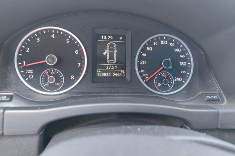 Used Volkswagen Tiguan 2015 1.8TSI Automatic Two-Wheel Drive Trend Edition Odometer Close Up