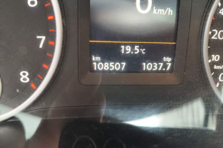 Used Volkswagen Tiguan 2015 1.8TSI Automatic Two-Wheel Drive Luxury Model Odometer Close Up