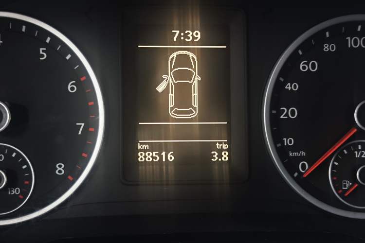Used Volkswagen Tiguan 2015 1.8TSI Manual Two-Wheel Drive Fashion Edition Odometer Close Up