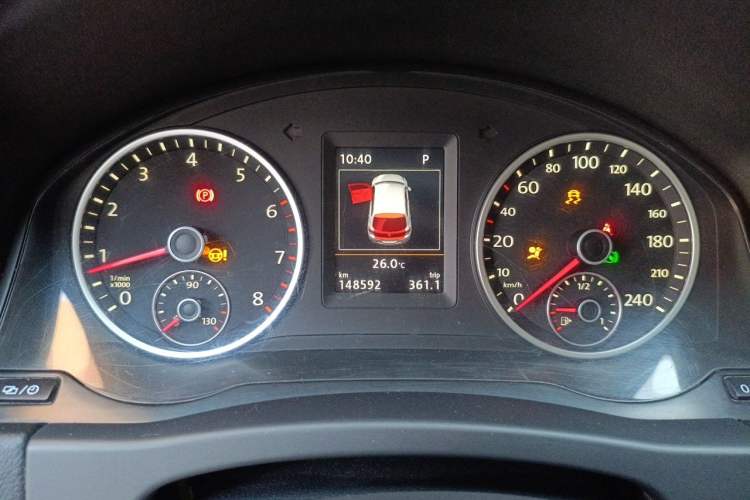Used Volkswagen Tiguan 2015 1.8TSI Automatic Two-Wheel Drive Luxury Model Odometer Close Up