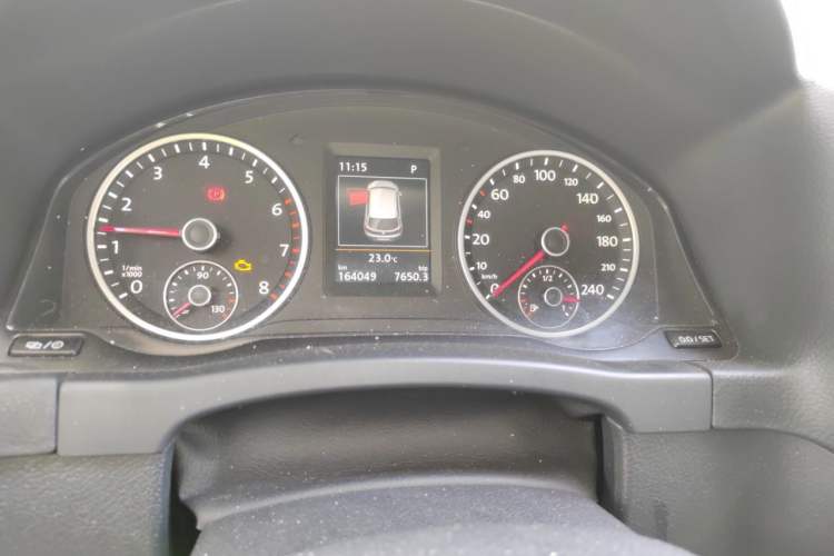 Used Volkswagen Tiguan 2015 1.8TSI Automatic All-Wheel-Drive Luxury Model Odometer Close Up