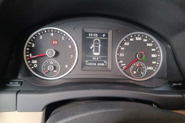 Used Volkswagen Tiguan 2015 1.8TSI Automatic Two-Wheel Drive Trend Edition Odometer Close Up