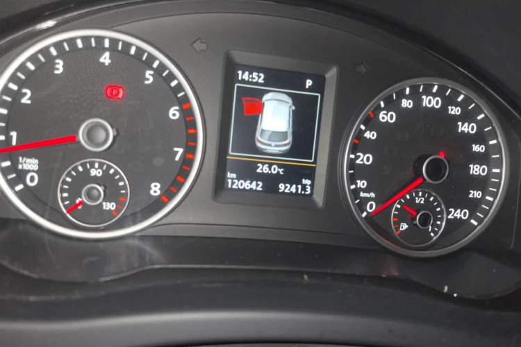 Used Volkswagen Tiguan 2015 1.8TSI Automatic Two-Wheel Drive Luxury Model Odometer Close Up
