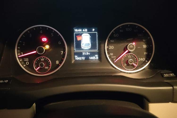Used Volkswagen Tiguan 2015 1.8TSI Automatic Two-Wheel Drive Luxury Model Odometer Close Up