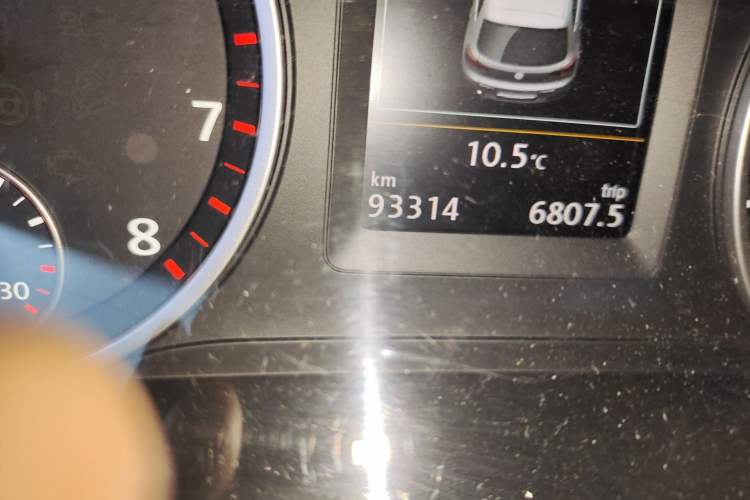 Used Volkswagen Tiguan 2015 1.8TSI Automatic Two-Wheel Drive Luxury Model Odometer Close Up