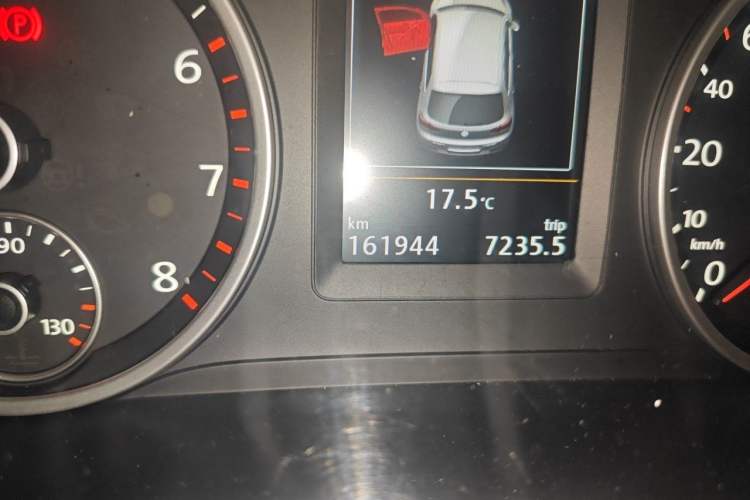 Used Volkswagen Tiguan 2015 1.8TSI Automatic Two-Wheel Drive Luxury Model Odometer Close Up